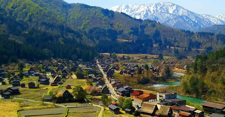 From Kanazawa: Shirakawa-Go, Gokayama and Wood Carving Art