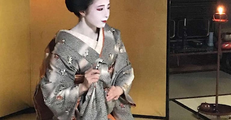 Kyoto Style Machiya: Maiko Happy Hour!