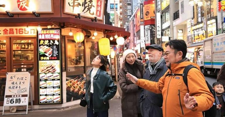 Tokyo: Shinjuku Izakaya and Golden Gai Bar Hopping Tour