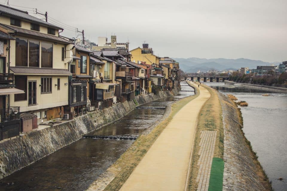 Kyoto: Geisha Arts Gion Cultural Walk With Geisha Show - Exploring Gions Cultural Heritage