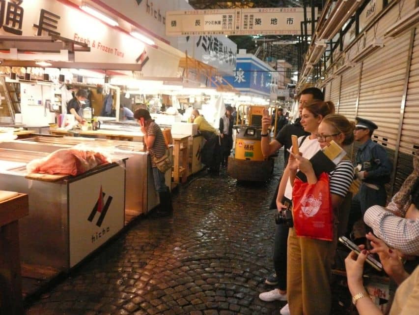 Tokyo: Guided Walking Tour of Tsukiji Market With Lunch - Exploring Tsukiji Outer Market