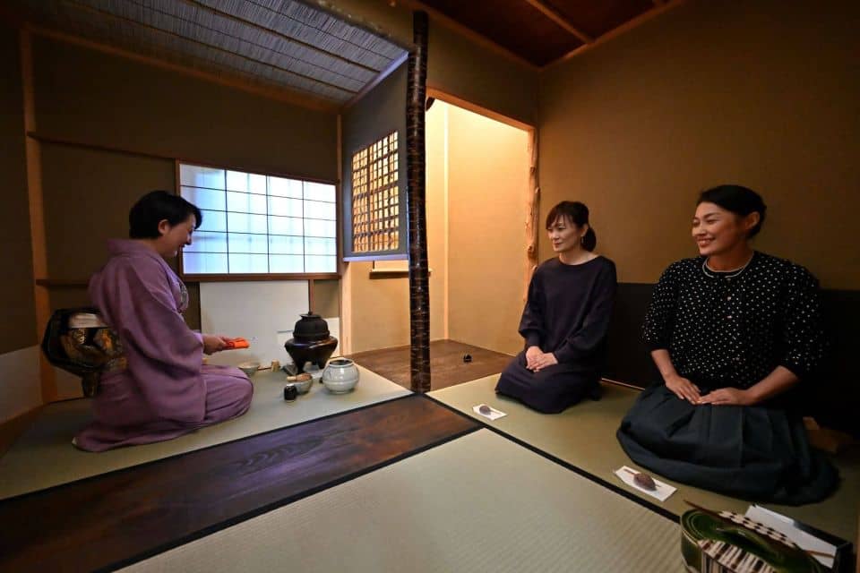 (Private )Kyoto: Local Home Visit Tea Ceremony - Just The Basics